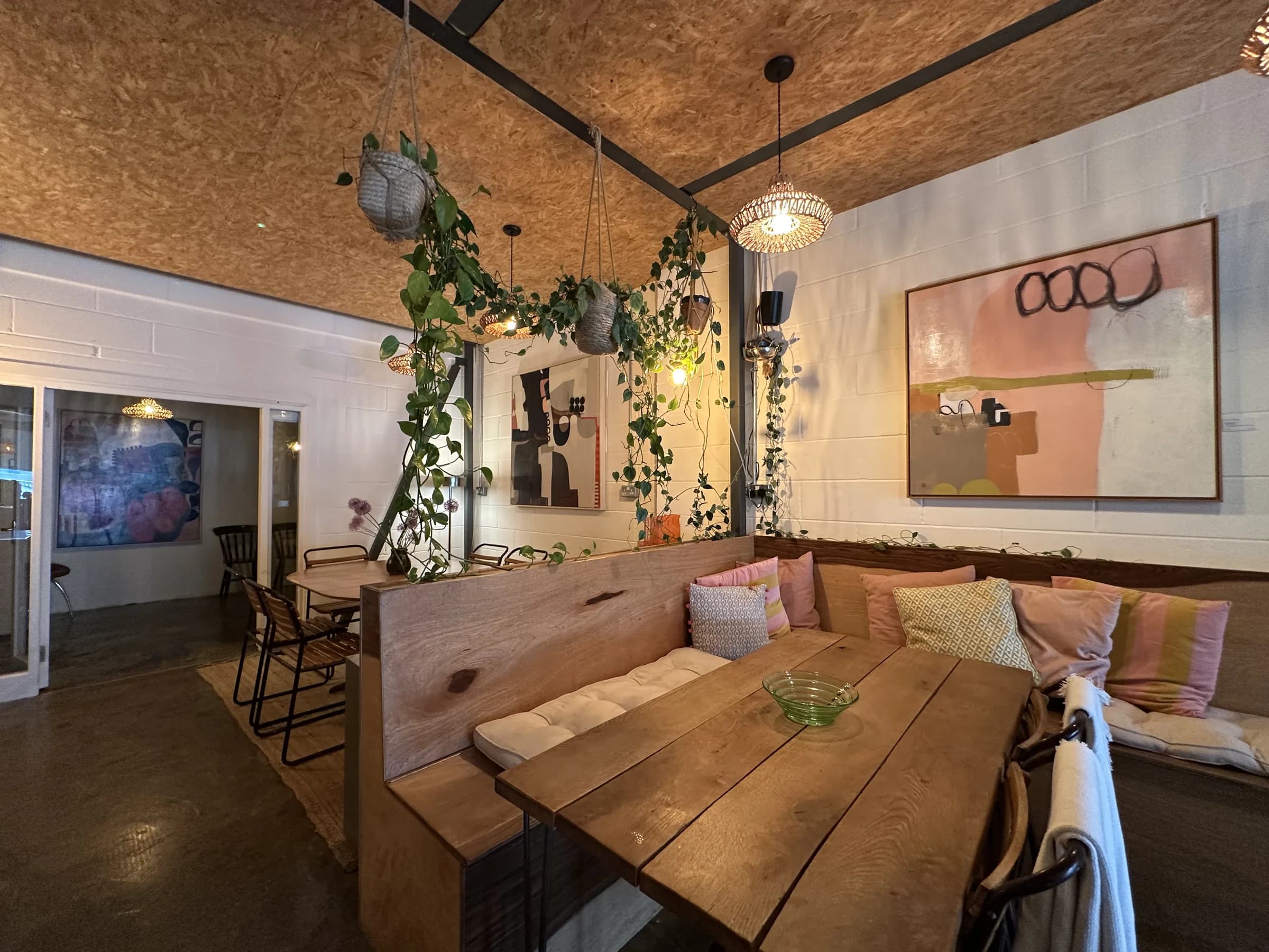 Middle back area arranged for flexible gatherings